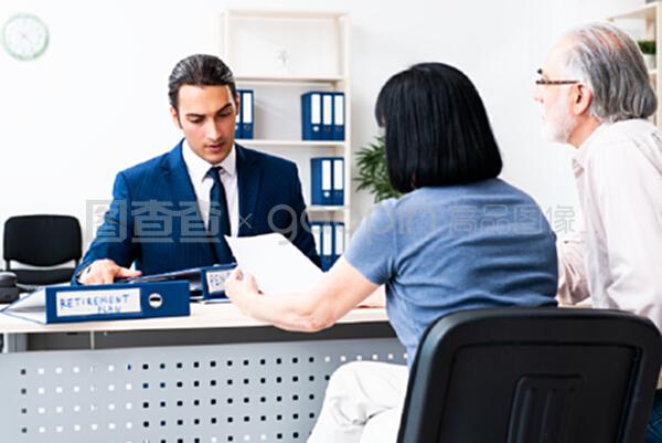 给老夫妇提退休建议的财务顾问;给老夫妇提退休建议的财务顾问
